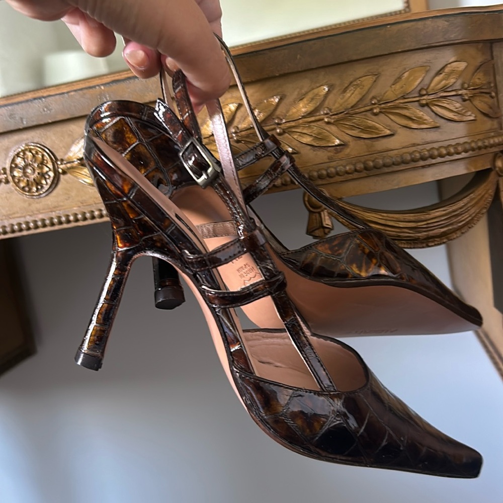 Pointed toe patent leather sling backs with brown crock print